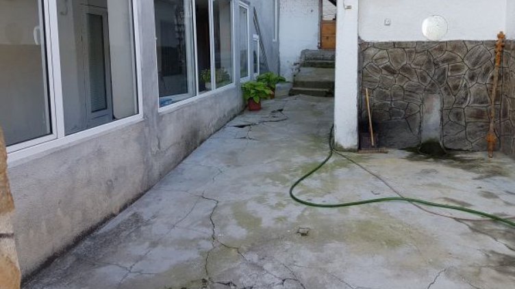 След свлачище в Пещера – напукани къщи и тротоари