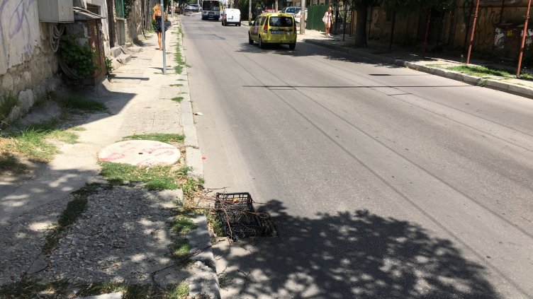 Липсващи решетки на шахти дебнат шофьори и пешеходци в центъра на Варна