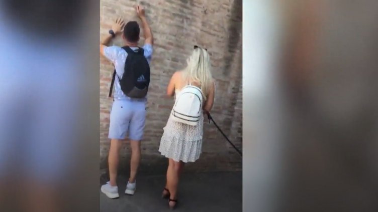 Закопчаха Иван, който драска по Колизеума (ВИДЕО)