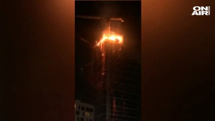 Пожар изпепели новостроящ се небостъргач