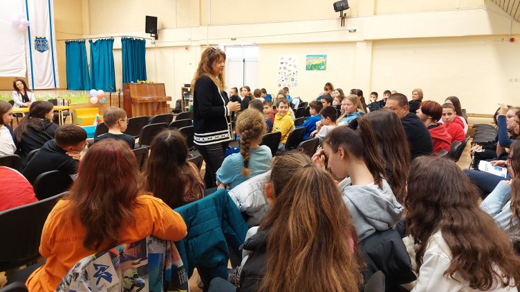 „Час по правосъдие“ с близо 100 шестокласници проведоха  съдии от Районен съд - Варна