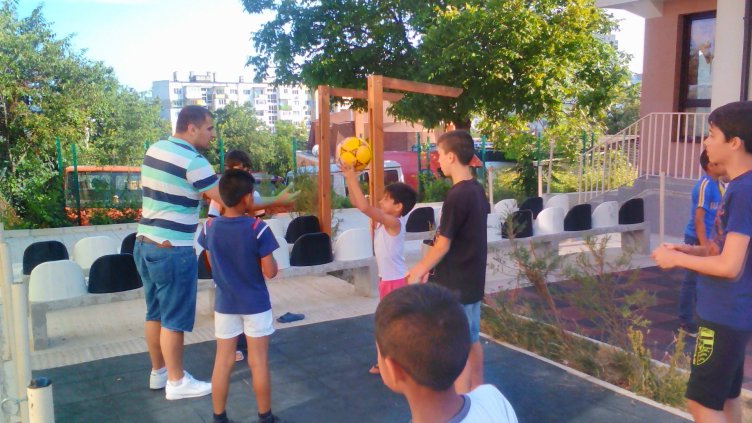 Студенти и деца в неравностойно положение заедно срещу агресията и стреса