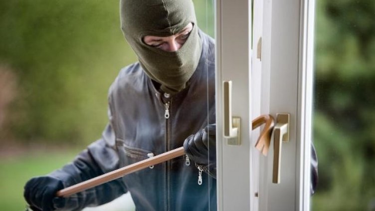 Задържаха под стража 22-годишен, опитал да обере вила край Варна