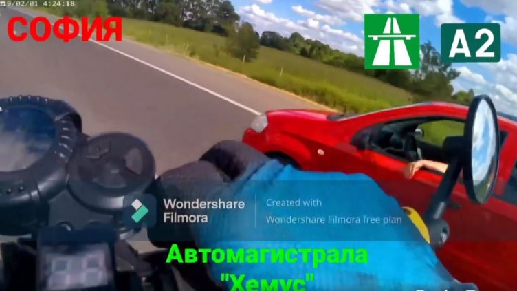 Емили с тротинетката пак сгази закона. Бясно изпревари тир на "Хемус" (ВИДЕО)