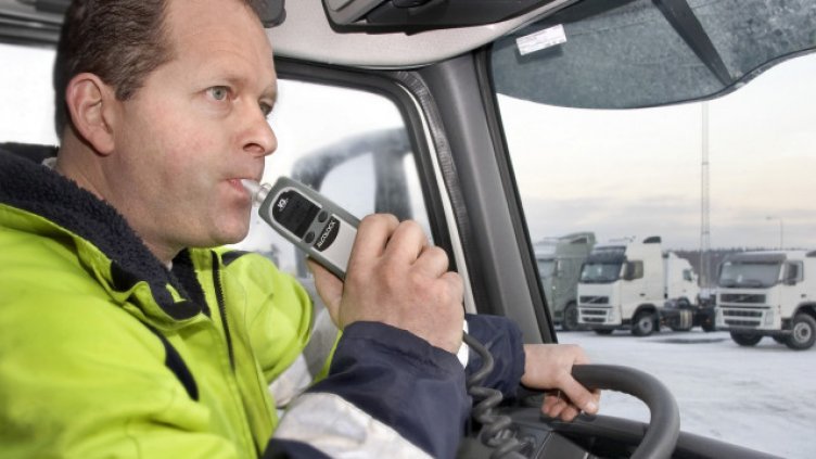 Пиян заплаши полицаи с детски пистолет