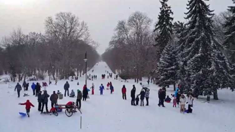 Морската градина стана ледена пързалка