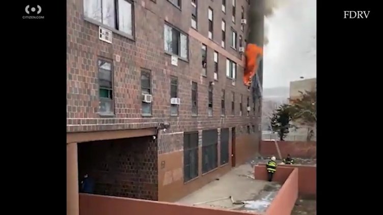 Огнен ад в САЩ! 9 деца и 10 възрастни изгоряха в Бронкс. 60 са ранени ВИДЕО