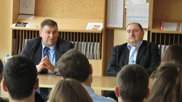 ЕМИЛ РАДЕВ (вляво).