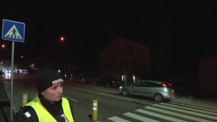 Пребиха полицайка, помагала на ученици да пресекат