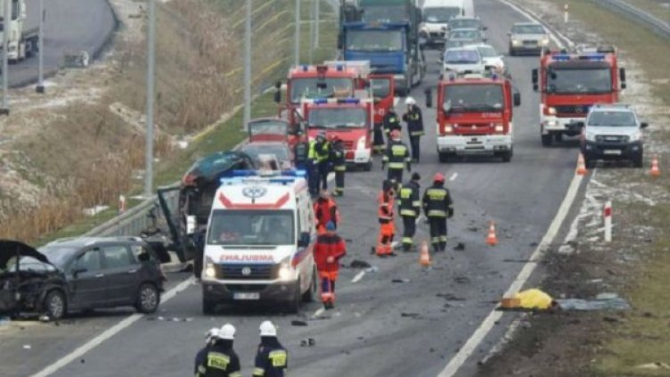 Камион удари шест коли в Полша, 6 души загинаха