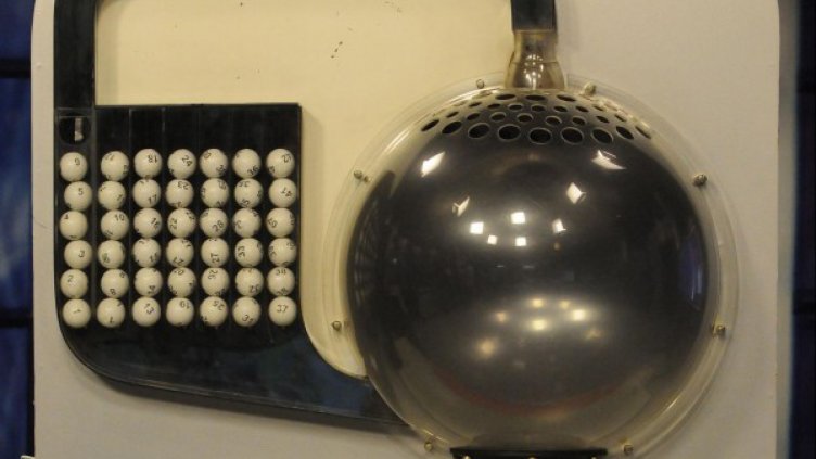 Tотомилионерът попълнил само една колонка, сложил и точица...