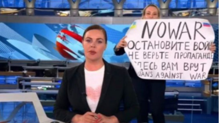 Руска журналистка в ареста: Нахлу в ефир с плакат срещу войната на Путин