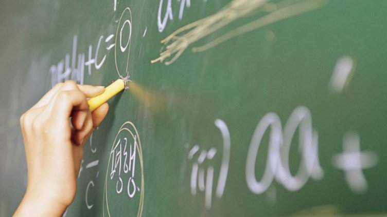 Все повече от учителите ни - среднисти