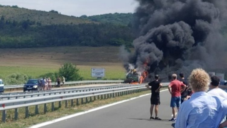 Запален автокран затвори АМ "Хемус"