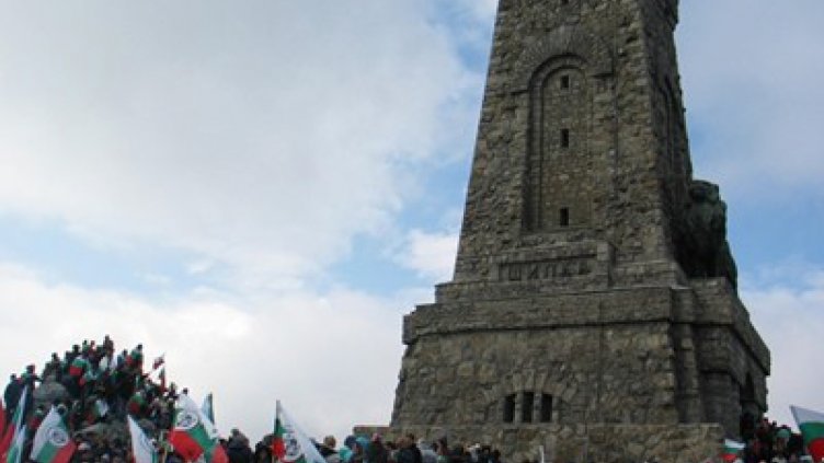 Само до обяд на Шипка са се качили над 50 хил. души