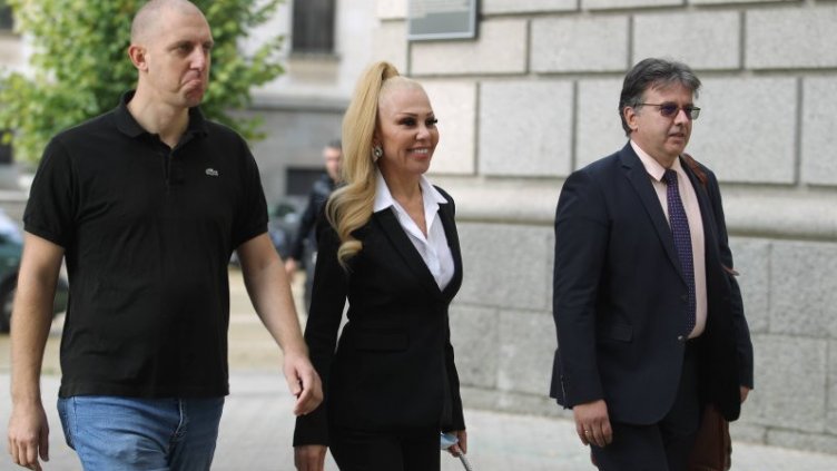 Луна прави партия, готова е за коалиция с Гунчева - българската Марин льо Пен