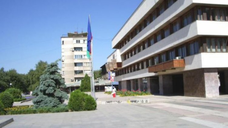 В Ямбол разпродават тролейбусни стълбове и контактна мрежа