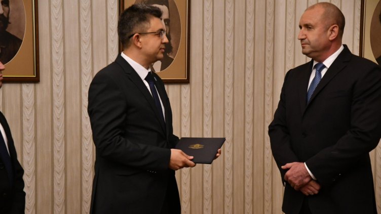 Николов отива при Радев точно в 17 часа