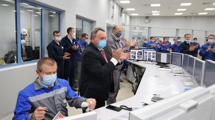 Екипът на Ленинградската АЕЦ отбелязва важния етап от пуска на енергоблока.