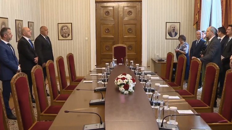 Започнаха консултациите при президента (ВИДЕО)