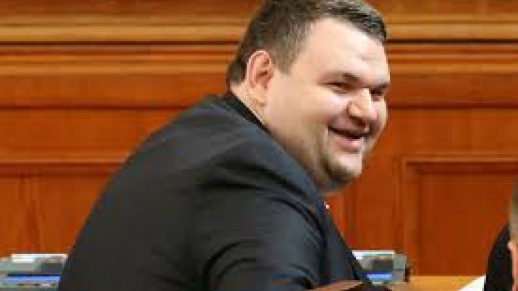 Пеевски разпродал дяловете си в три чуждестранни дружества