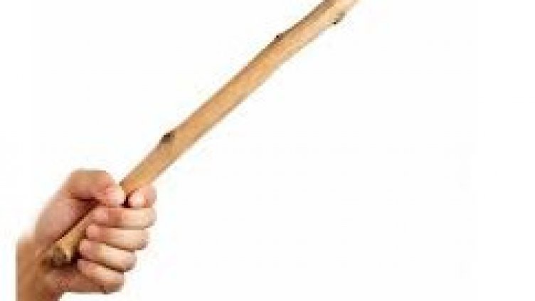 Баща преби 16-годишната си дъщеря с тояга