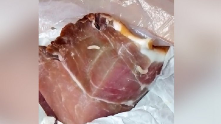 Неочакван бонус: Бели червеи изпълзяха от парче свинско (СНИМКИ)