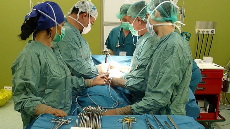 Оперираха успешно бременна в 6-и месец с огромен тумор