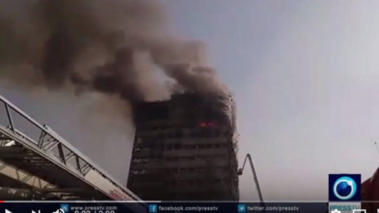 17-етажна сграда в Техеран рухна, след като в нея избухна пожар (Видео)