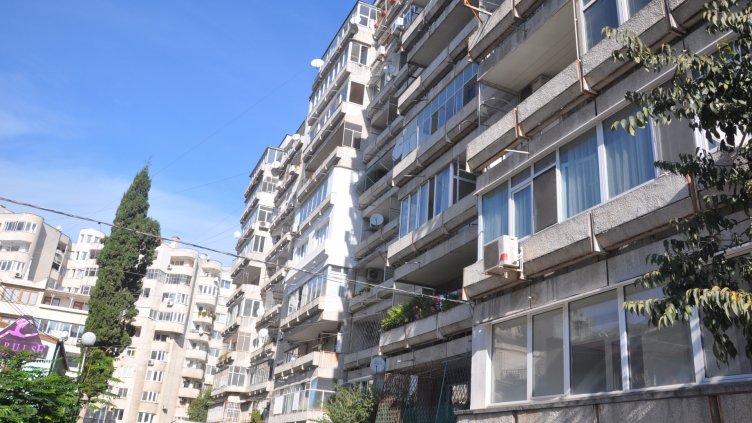  Блокът на ул. „Г. С. Раковски“, в който Нуди Хасан живя дълги години и намери смъртта си.