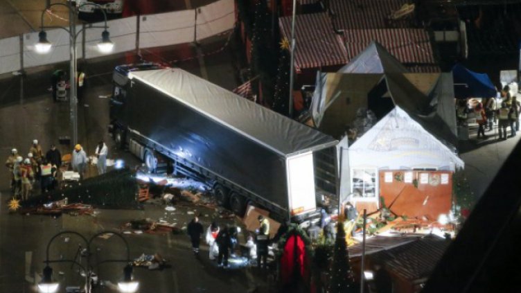 Базарът в Берлин, на който премазаха 12 души, отново отвори врати