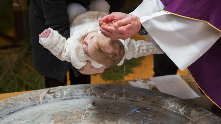 Удавиха бебе по време на кръщене