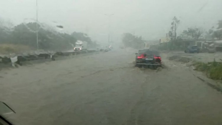 Библейски воден тайфун парализира Бургас