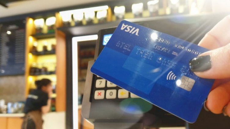 Наказаха Ивелина от Варна, пробвала да си купи цигари с чужда банкова карта