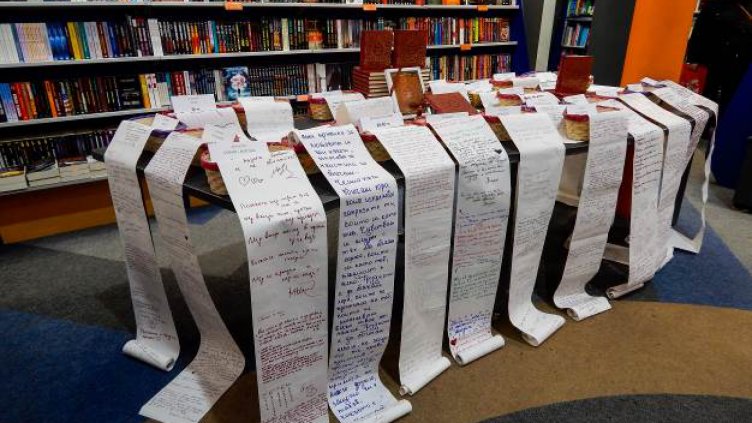 Стотици се включиха в написването на рекордно дългото 237-метрово любовно писмо