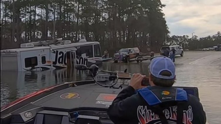 Далматинец запрати кемпер в езеро