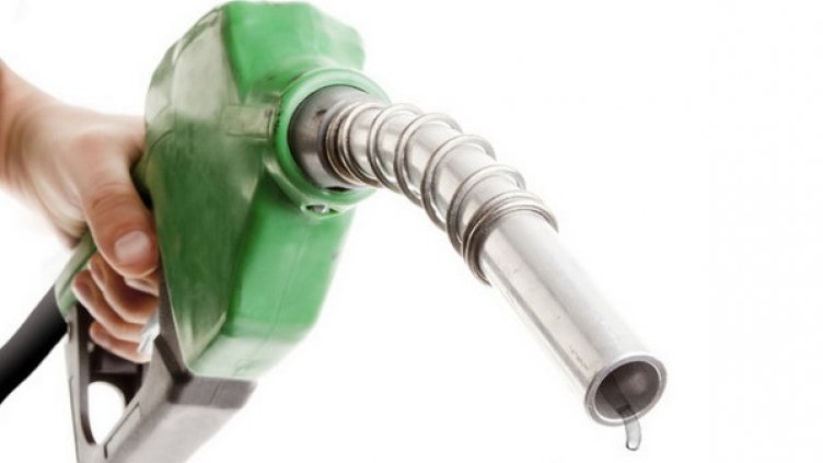 "Лукойл"-ът в Бургас преработва евтин петрол. Удрят ни с 30 ст. за литър!