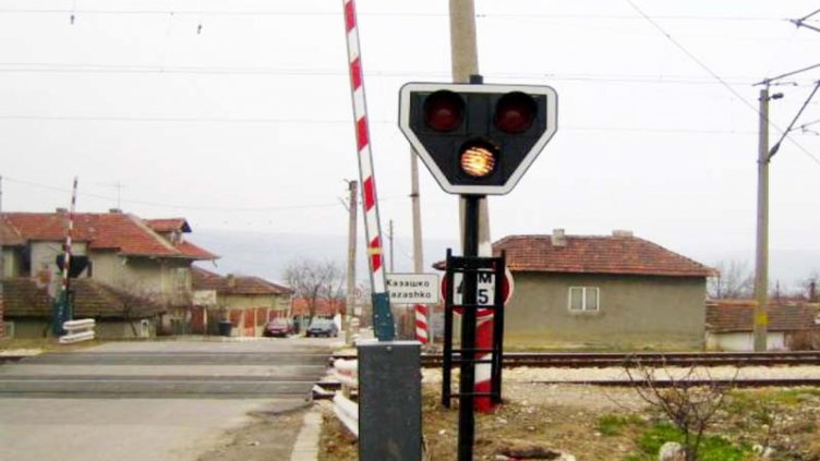 Влак блъсна джип, двама загинаха