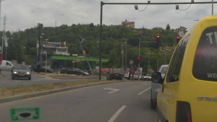 Автомобилна каскада отнесе светофар