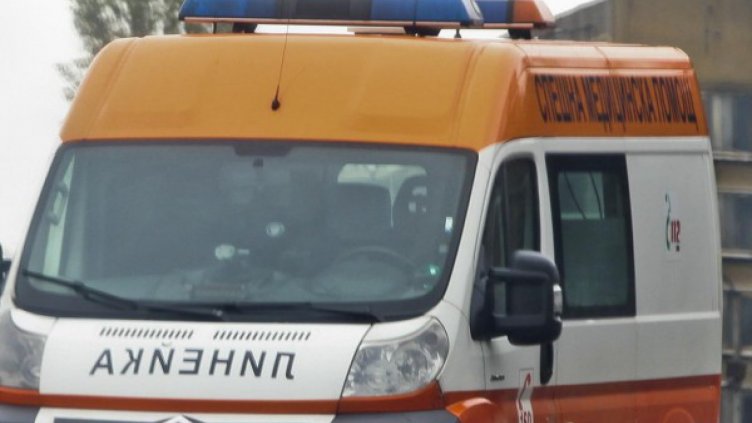 Мъж скочи от шестия етаж на болница, спаси го козирка