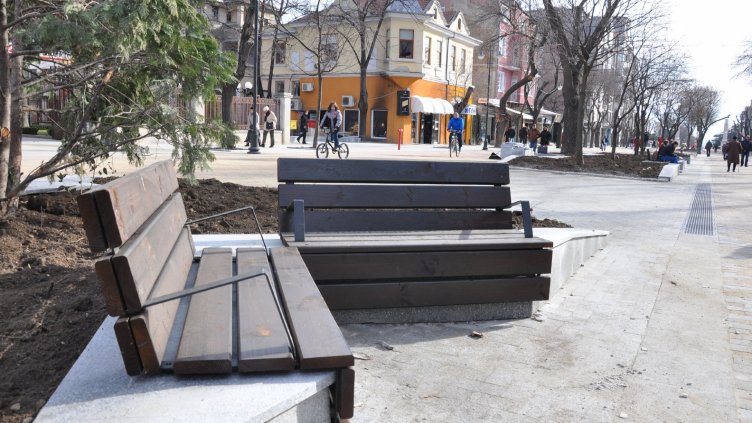 Поставят още нови пейки по Ларгото