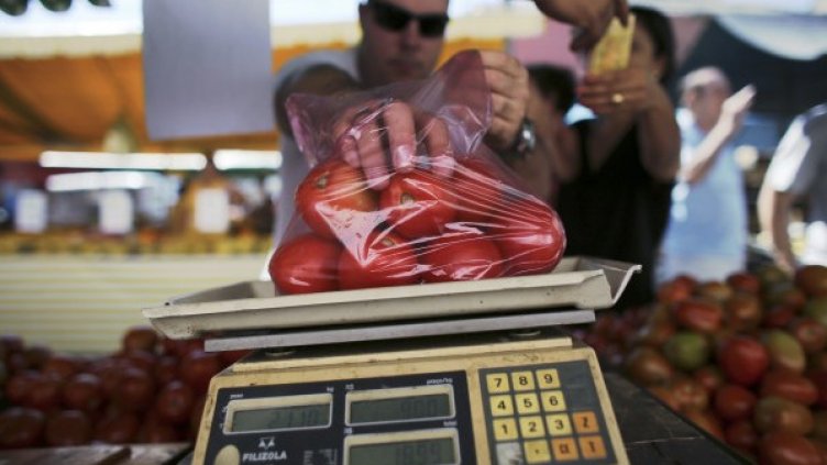 Мерки и теглилки: Как търговците по пазарите ни мамят в кантара?