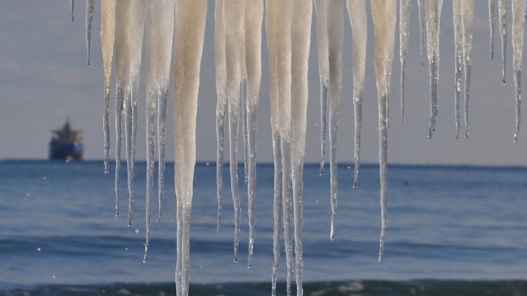 Малко слънце и минусови температури във Варна
