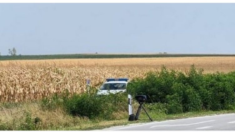 Царевица ли берат или е паднала забраната за криене?! Родната полиция отново стана за смях в нета