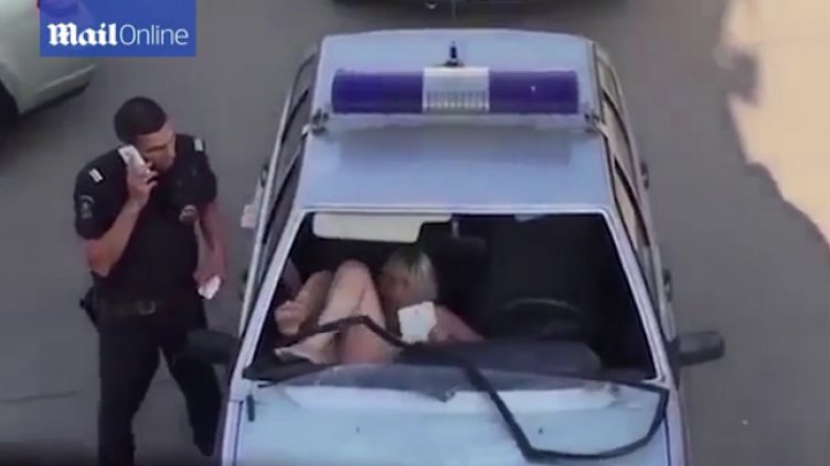 Пияна жена разби с боси крака стъклото на патрулка