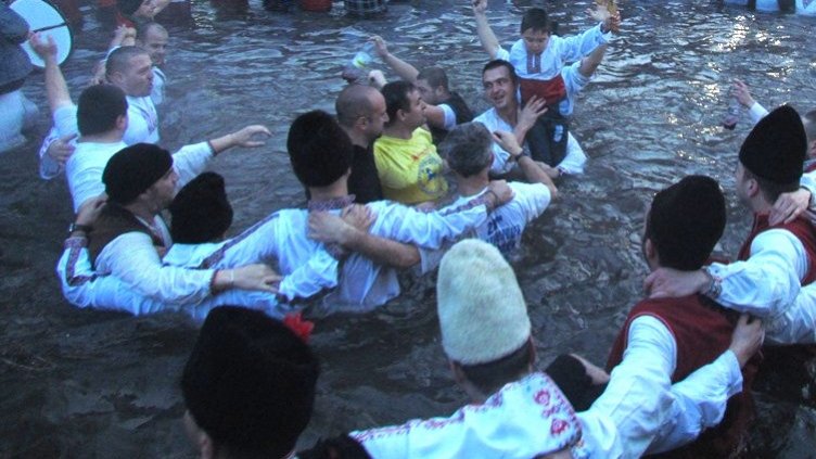 1000 лв. глоба за нерегламентираното ледено хоро в Тунджа