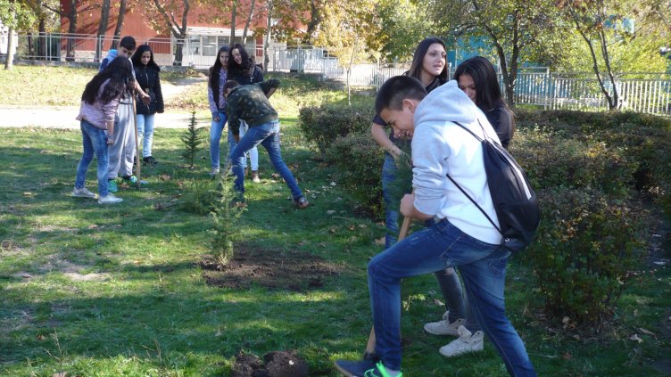 ДЕЦА ОТ ЕКОКЛУБА В СОУ „ПЕЙО ЯВОРОВ“ разшириха зеления парк в двора на училището.
