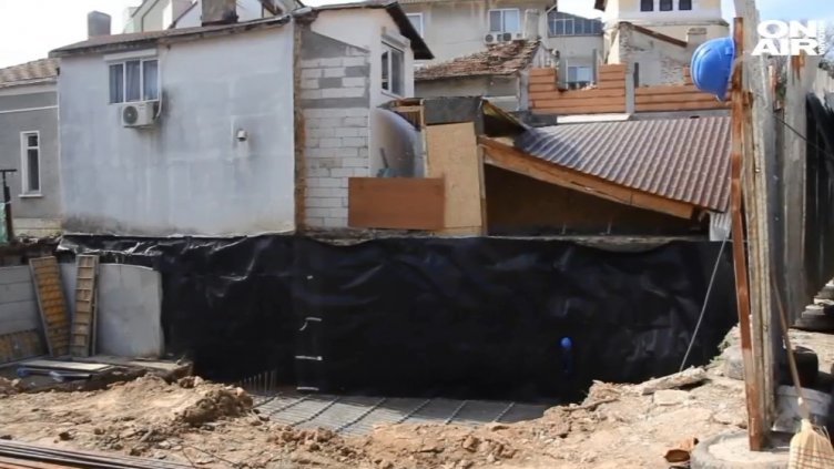 Изкоп погълна гараж, на ред е къща с хора. Строителна драма в Добрич
