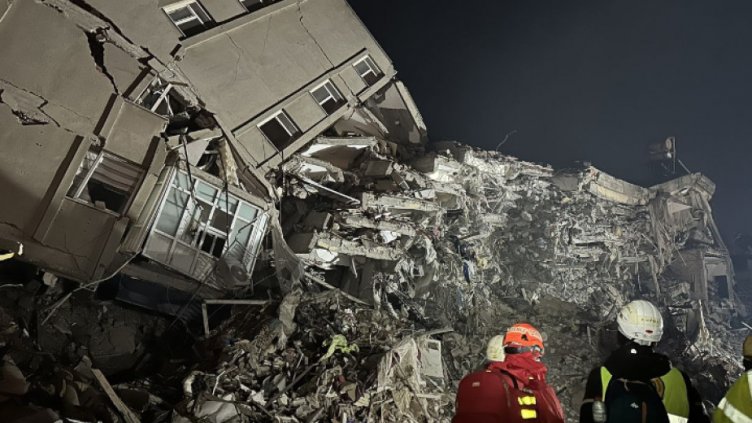 Наши доброволци спасиха петима оцелели в Турция