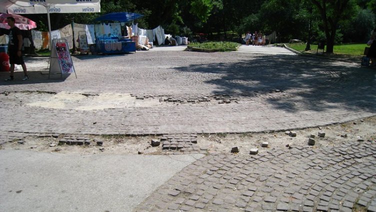 Търсят павета за ремонт в Морската